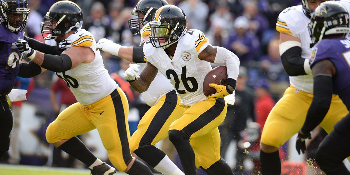 Steelers RB Le'Veon Bell carries the football