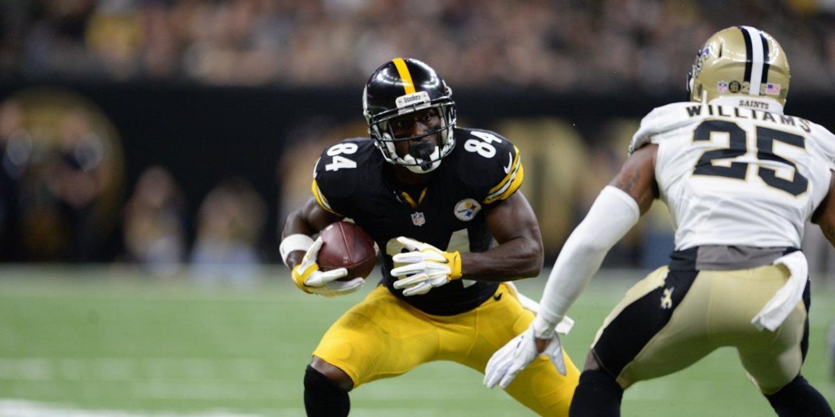 Pittsburgh Steelers receiver Antonio Brown jukes a defender