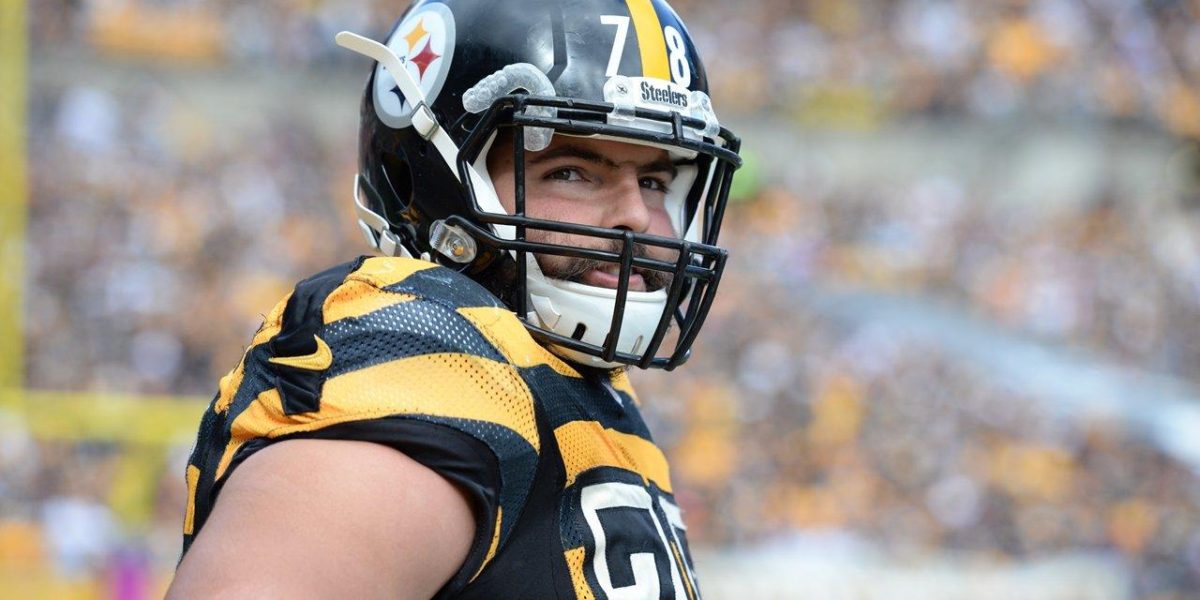 Pittsburgh Steelers left tackle Alejandro Villanueva blocks an edge rusher