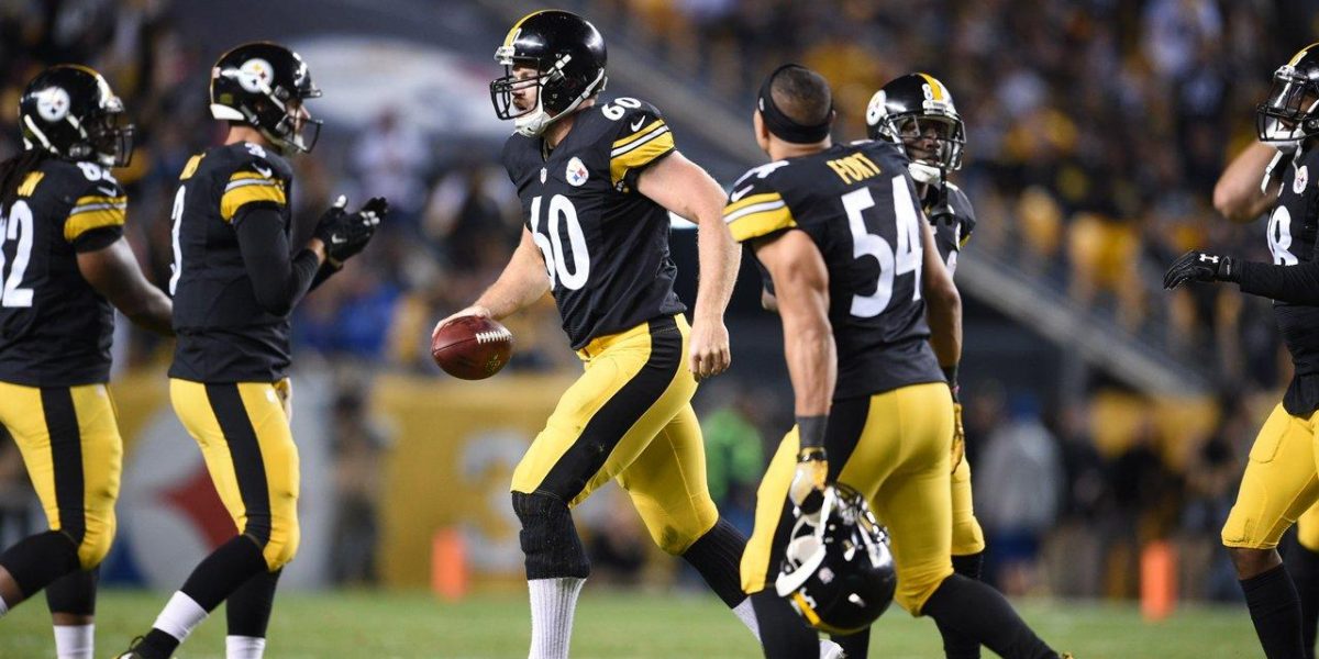 Steelers long snapper Greg Warren recovers a fumble