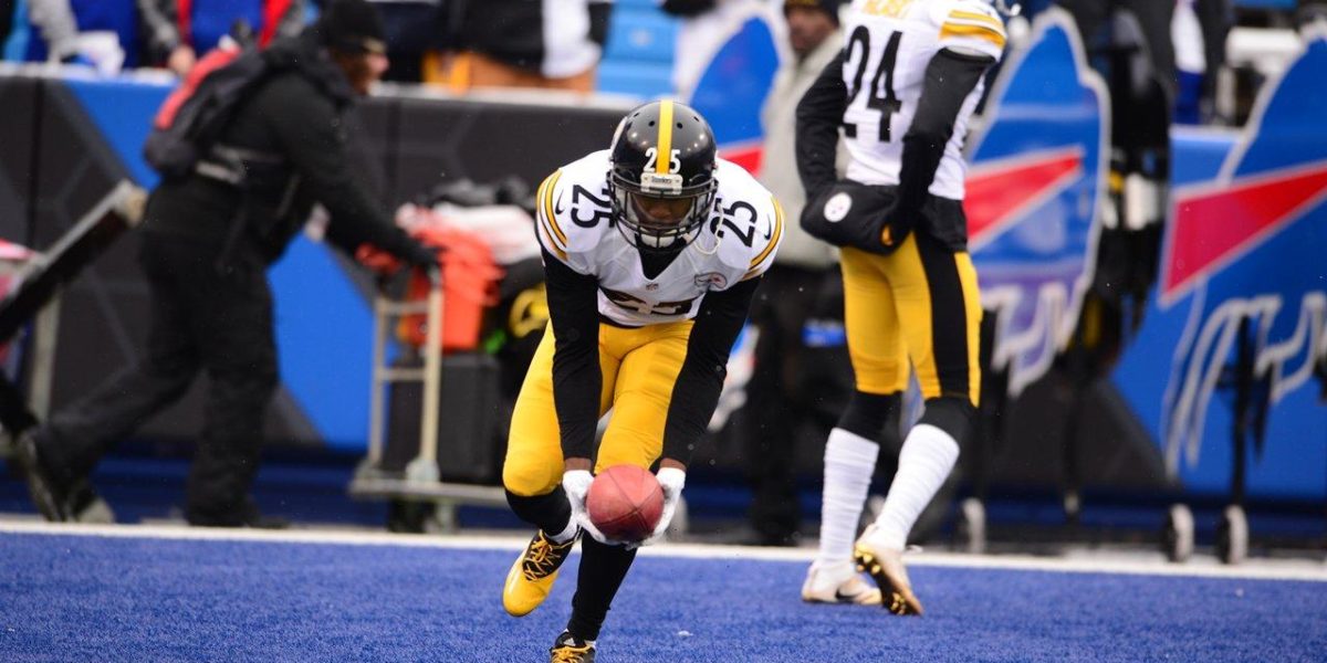 Pittsburgh Steelers cornerback Artie Burns gets his first career interception