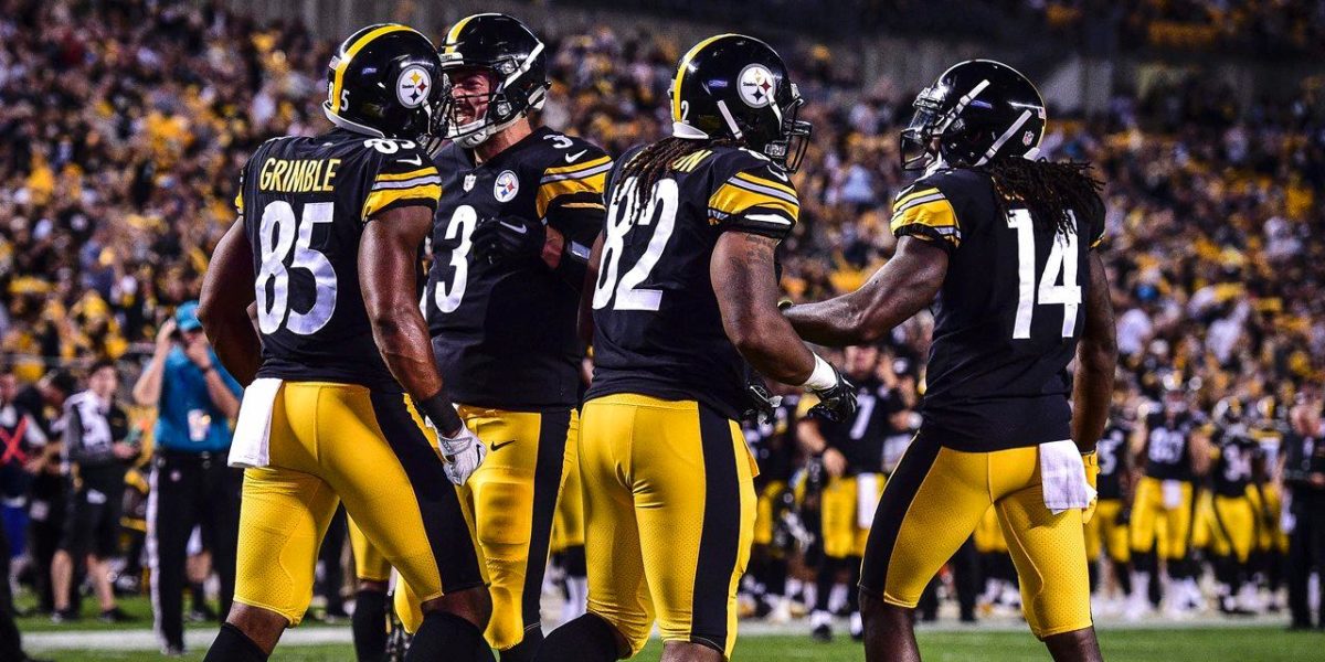 Pittsburgh Steelers celebrate a touchdown