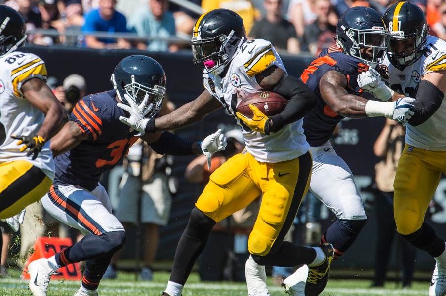 Steelers rb Le'Veon Bell rushes against the Chicago Bears