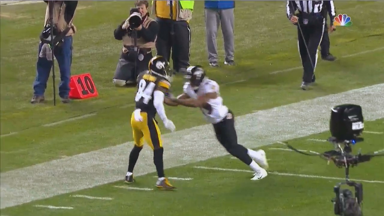 Pittsburgh Steelers receiver Antonio Brown catches a pass against the Baltimore Ravens at M&T Bank Stadium in 2017