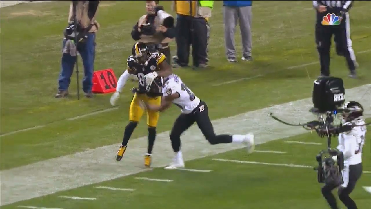 Pittsburgh Steelers receiver Antonio Brown catches a pass against the Baltimore Ravens at M&T Bank Stadium in 2017