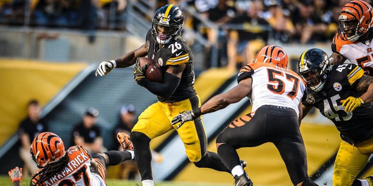 Pittsburgh Steelers running back Le'Veon Benn rushes against the Cincinnati Bengals in Week 7 of the 2017 NFL season