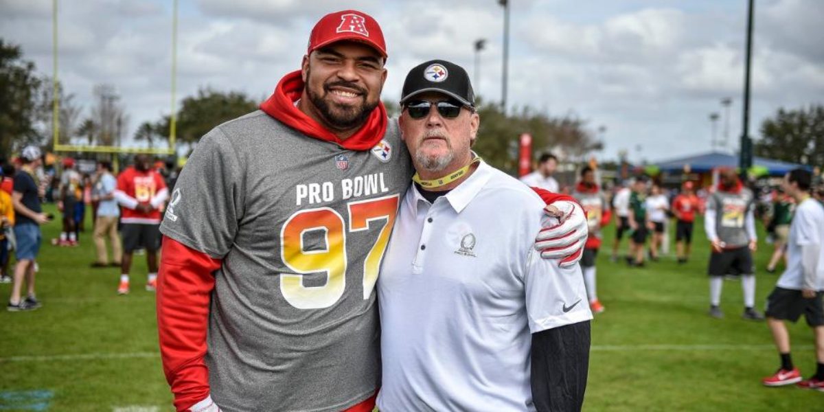 Steelers defensive end Cameron Heyward takes a picture with new offensive coordinator Randy Fichtner at the Pro Bowl