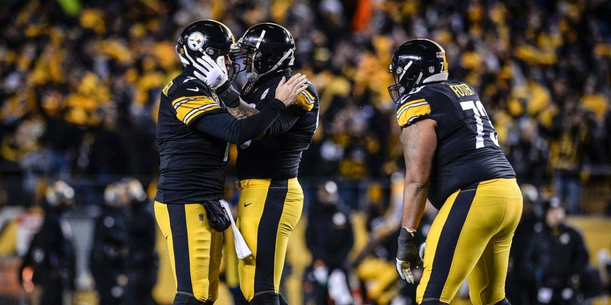 Ben Roethlisberger celebrates with teammates