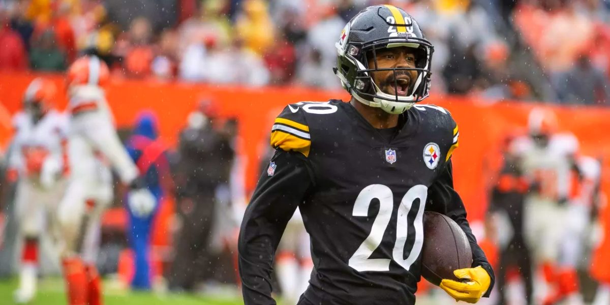 Pittsburgh Steelers cornerback Cameron Sutton walks off the field against the Cleveland Browns in Week 1 of the 2018 NFL regular season