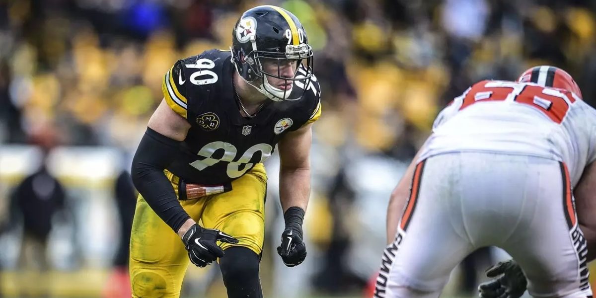 Pittsburgh Steelers linebacker T.J. Watt prepares to defend against the Cleveland Browns (2017 NFL regular season)