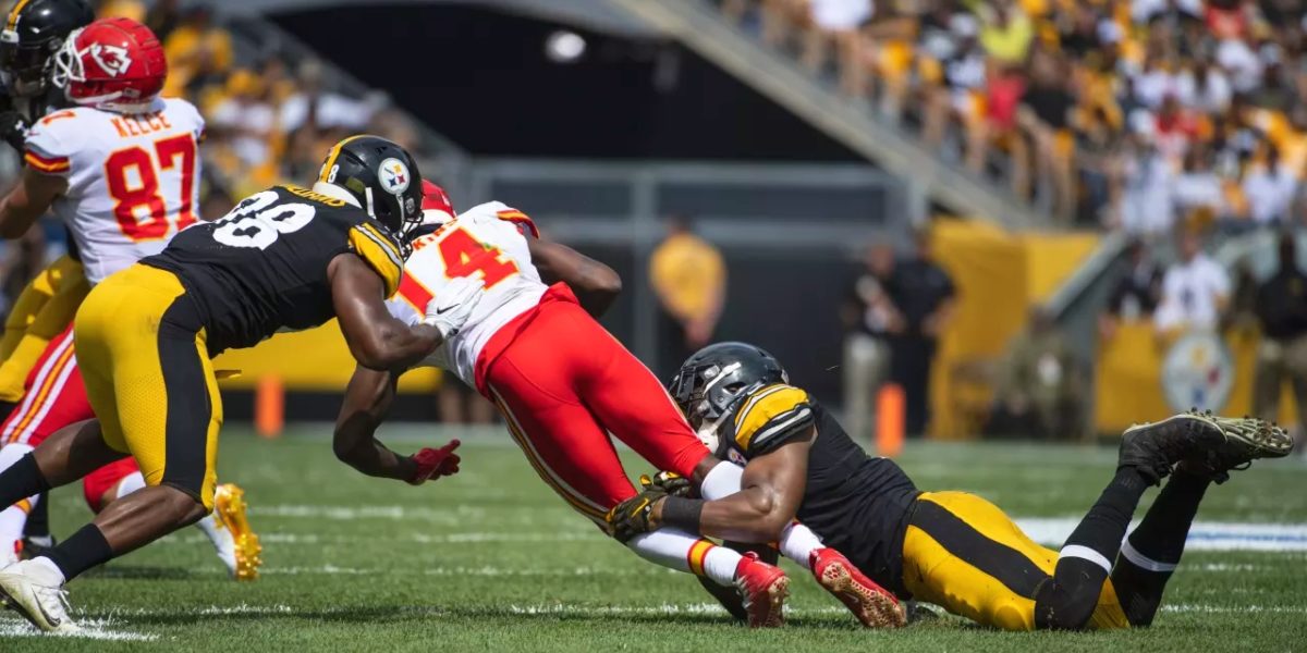 Steelers linebacker Vince Williams makes a tackle against the Kansas City Chiefs in Week 2 of the 2018 NFL regular season