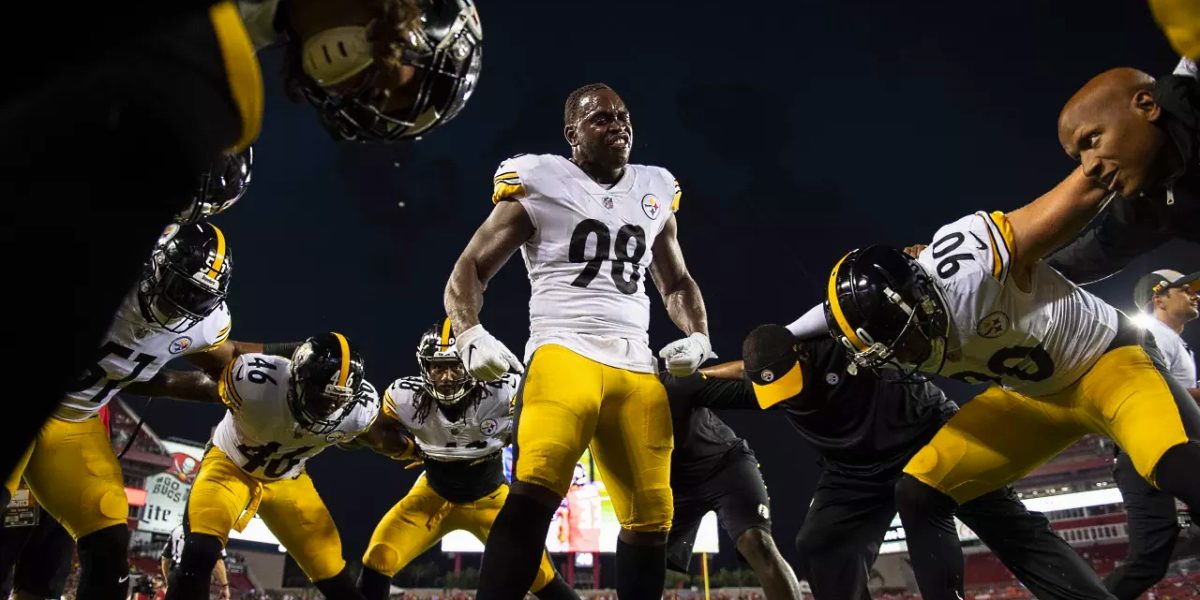 Vince Williams (98) of the Pittsburgh Steelers rallies the defense before their win over the Tampa Bay Buccaneers in week three of the 2018 NFL regular season