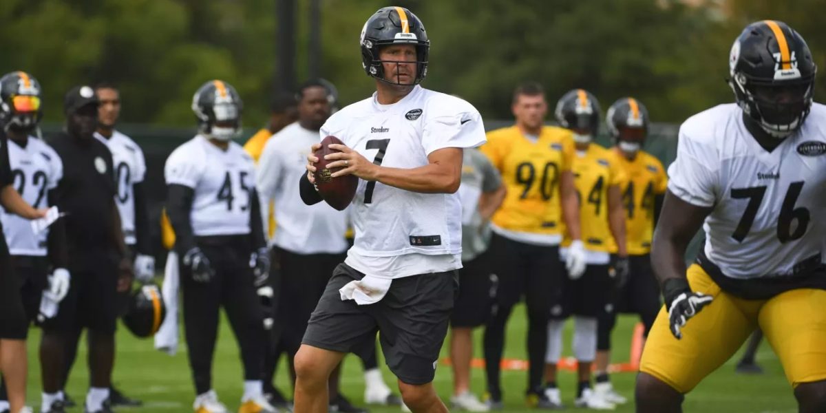 Steelers quarterback Ben Roethlisberger prepares for the Tampa Bay Buccaneers at practice behind reserve offensive linemen