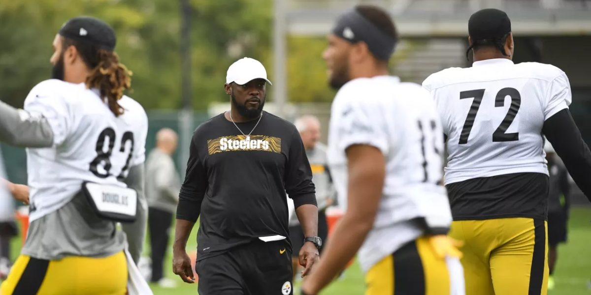 Pittsburgh Steelers head coach Mike Tomlin watches practice during the 2018 NFL regular season