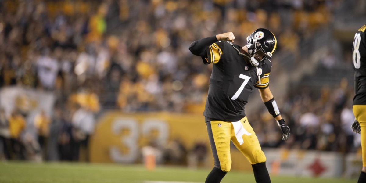 Steelers quarterback Ben Roethlisberger directs the offense against the Kansas City Chiefs in Week 2 of the 2018 NFL regular season