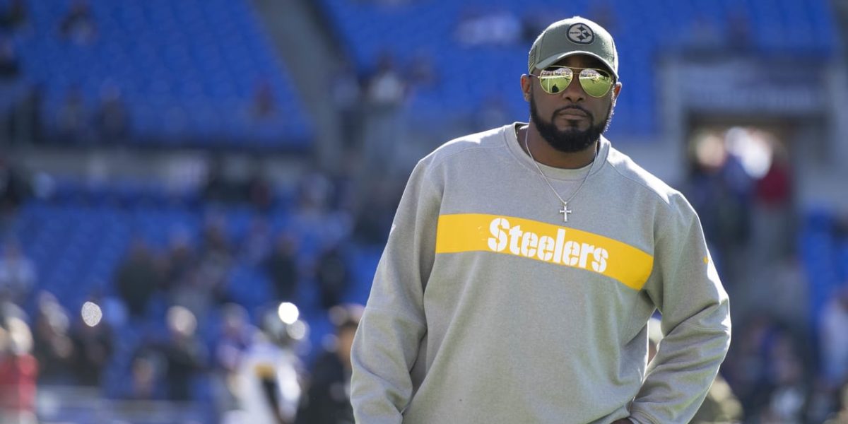 Pittsburgh Steelers head coach Mike Tomlin watches practice during the 2018 NFL regular season