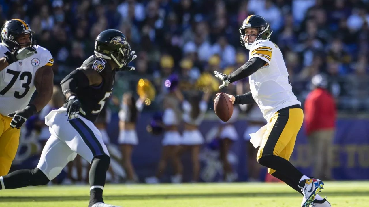 Pittsburgh Steelers quarterback Ben Roethlisberger throws a pass against the Baltimore Ravens in Week 9 of the 2018 NFL regular season