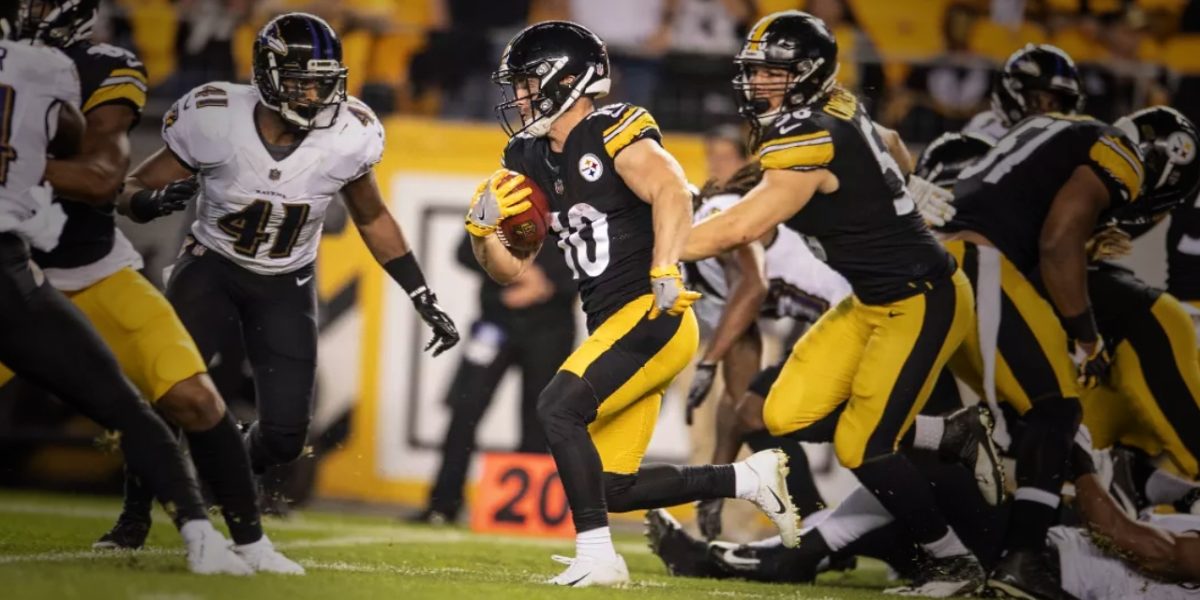 Ryan Switzer of the Pittsburgh Steelers returns a kickoff against the Baltimore Ravens in Week 4 of the 2018 NFL regular season