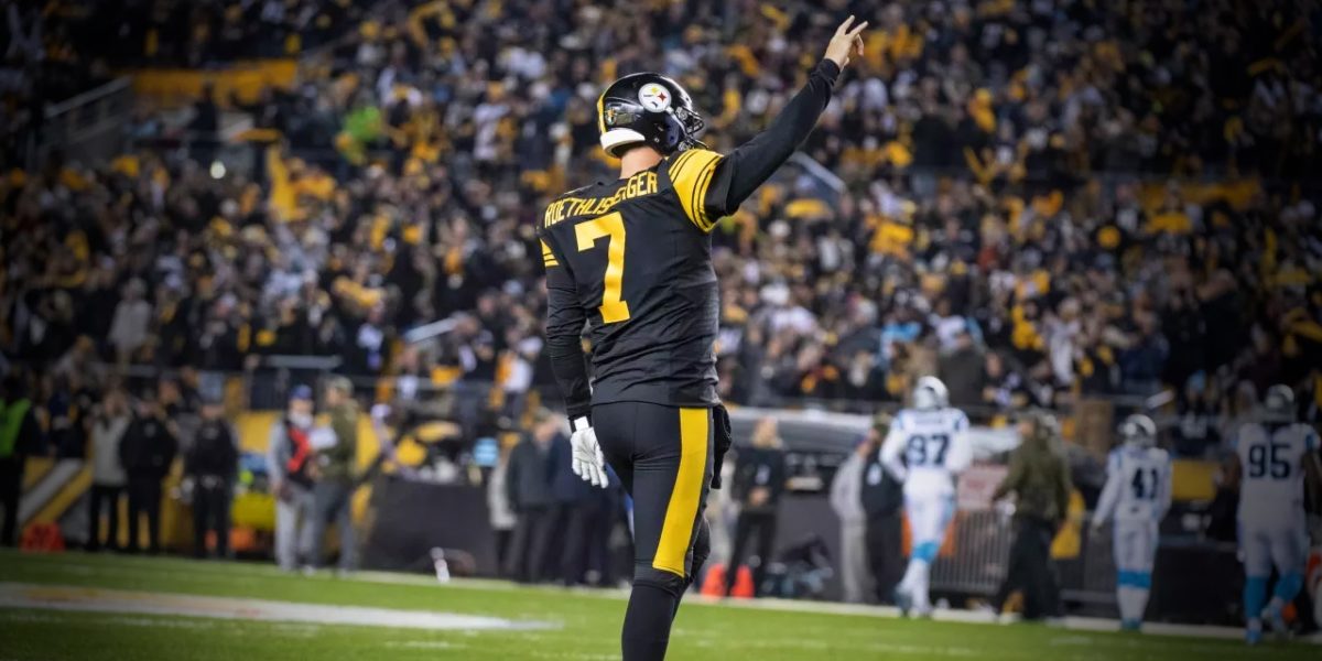 Pittsburgh Steelers quarterback Ben Roethlisberger waves to the crowd at Heinz Field after beating the Carolina Panthers (Karl Roser)