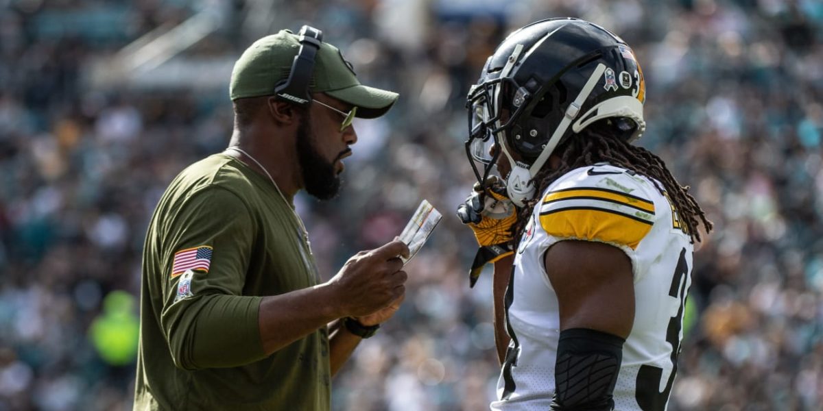 Pittsburgh Steelers head coach Mike Tomlin watches practice during the 2018 NFL regular season