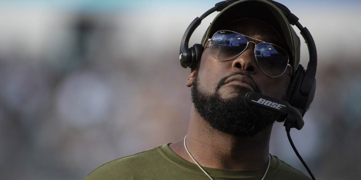 Pittsburgh Steelers head coach Mike Tomlin watches practice during the 2018 NFL regular season