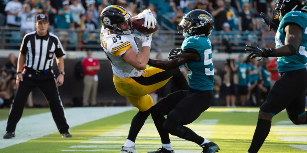 Pittsburgh Steelers tight end Vance McDonald scores a touchdown against the Jacksonville Jaguars