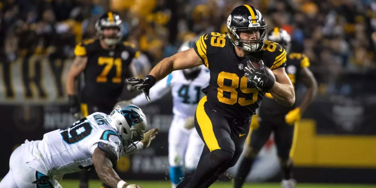 Pittsburgh Steelers tight end Vance McDonald catches a touchdown pass against the Carolina Panthers during the 2018 NFL regular season at Heinz Field (Karl Roser)