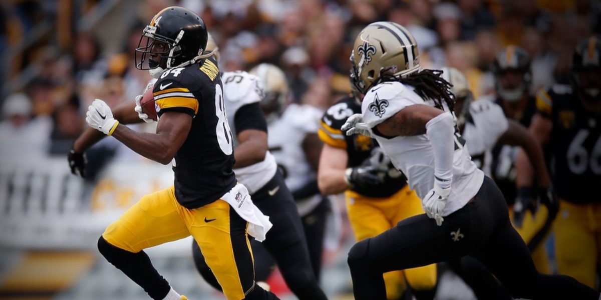 Pittsburgh Steelers receiver Antonio Brown outruns a New Orleans Saints defender (Nov. 29, 2014)