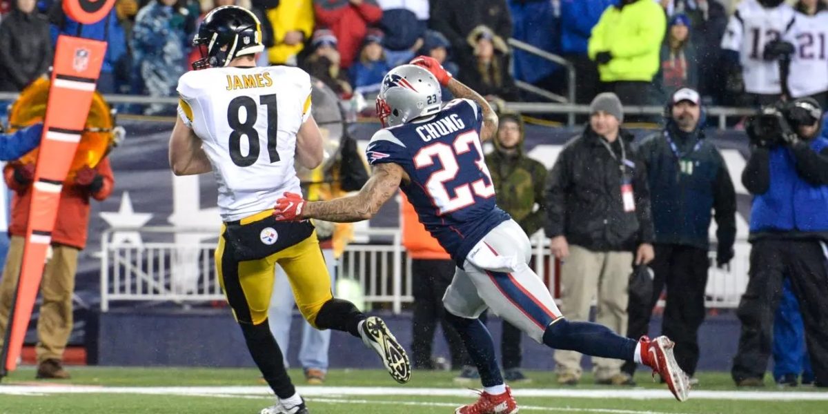 Steelers tight end Jesse James makes a catch in the AFC Championship game in Jan. 2017 against Patriots defender Patrick Chung