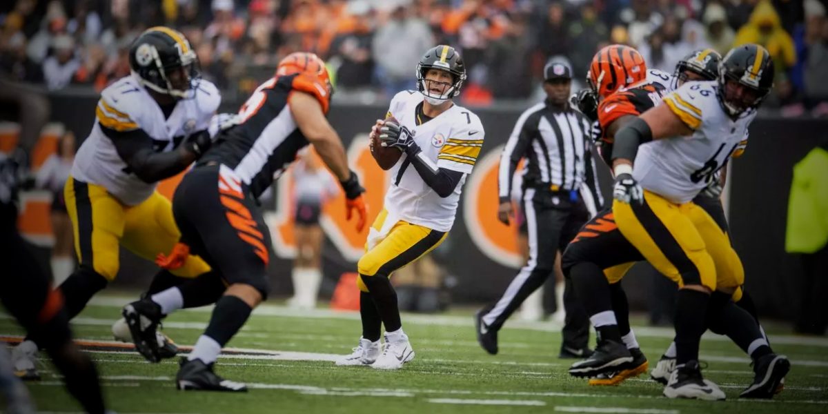 The Pittsburgh Steelers offensive line protects quarterback Ben Roethlisberger as he throws against the Cincinnati Bengals (NFL Week 6, 2018 - Karl Roser)