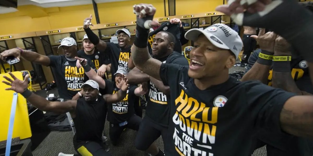 Ryan Shazier and Vince Williams of the Pittsburgh Steelers celebrate winning the AFC North Championship (Karl Roser/Pittsburgh Steelers)