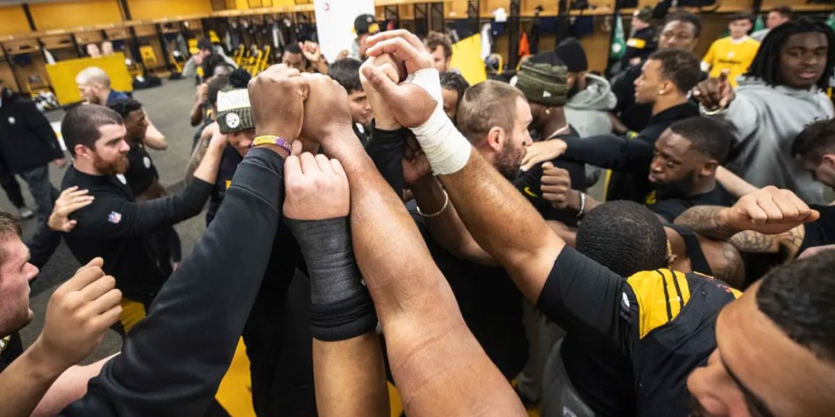 Steelers head coach Mike Tomlin celebrates with his players after a win over the New England Patriots in Week 15 of the 2018 NFL regular season