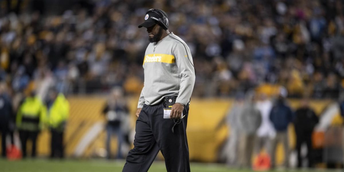Pittsburgh Steelers head coach Mike Tomlin watches practice during the 2018 NFL regular season