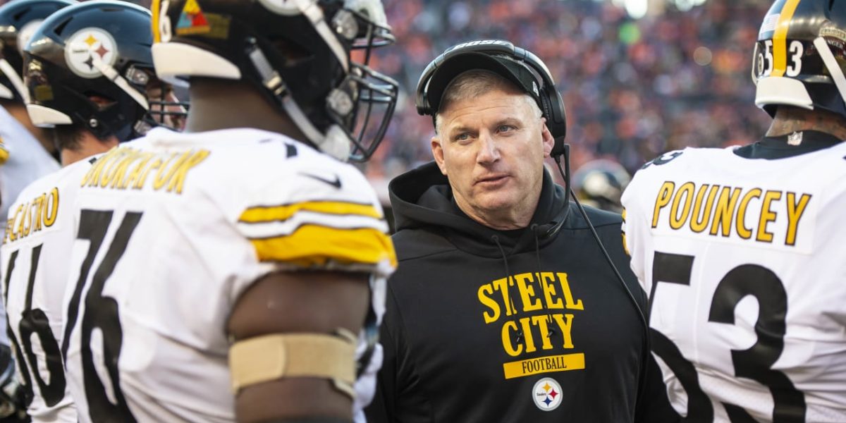 Pittsburgh Steelers offensive line coach Mike Munchak