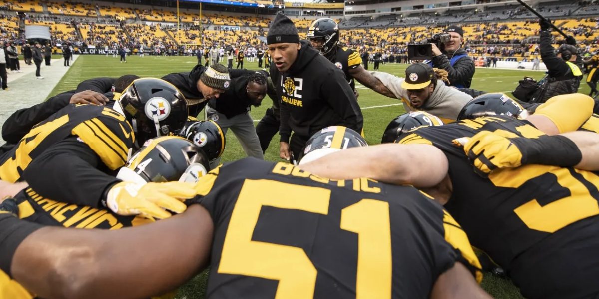 Ryan Shazier of the Pittsburgh Steelers pumps up the defense ahead of the game against the New England Patriots on Dec. 16, 2018