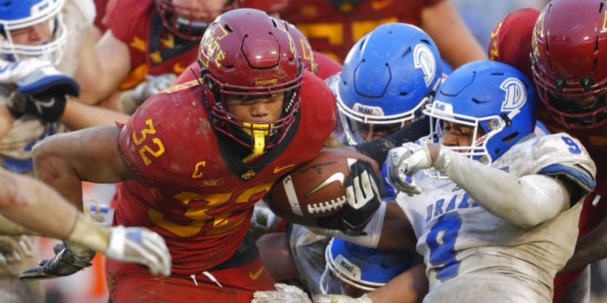 Iowa State Cyclones running back David Montgomery (32) rushes against the Drake Bulldogs