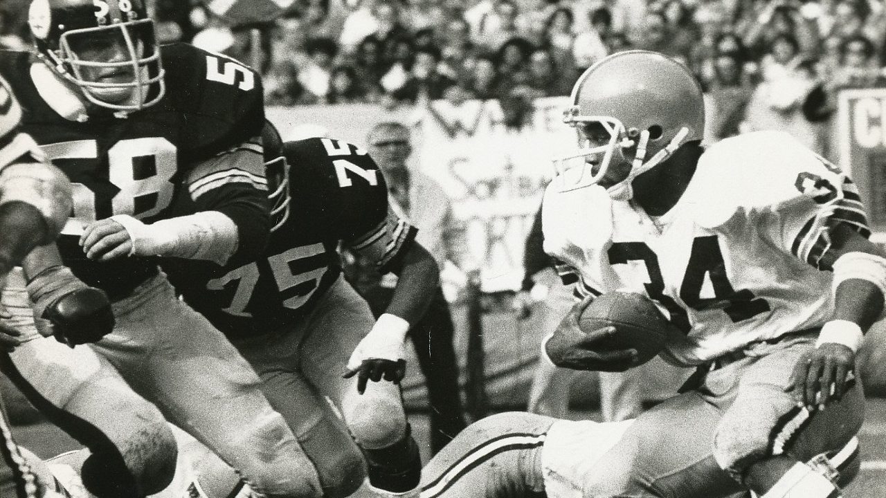 Steelers defenders Jack Lambert and Joe Greene go after Pruitt of the Cleveland Browns (wikicommons)