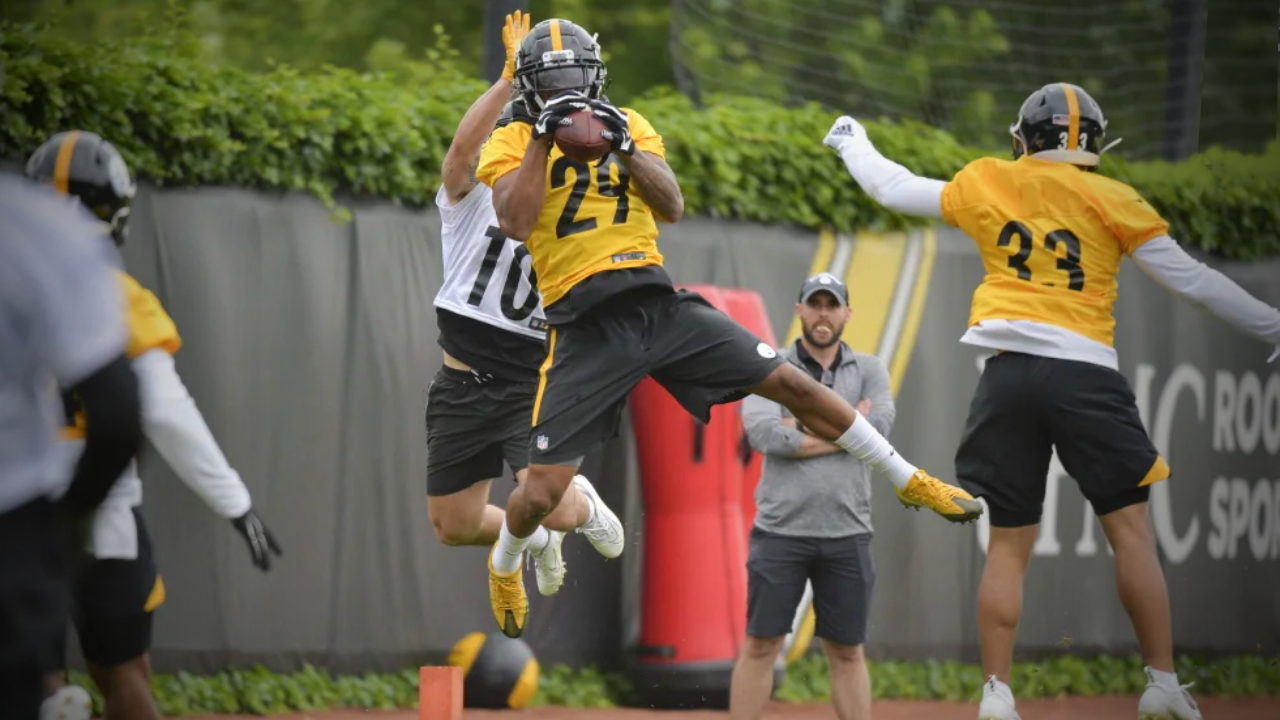 Steelers cornerbacks Brian Allen (29) and Alexander Myres (33) complete drills during OTAs 2019 (Rebecca Mehling/Pittsburgh Steelers