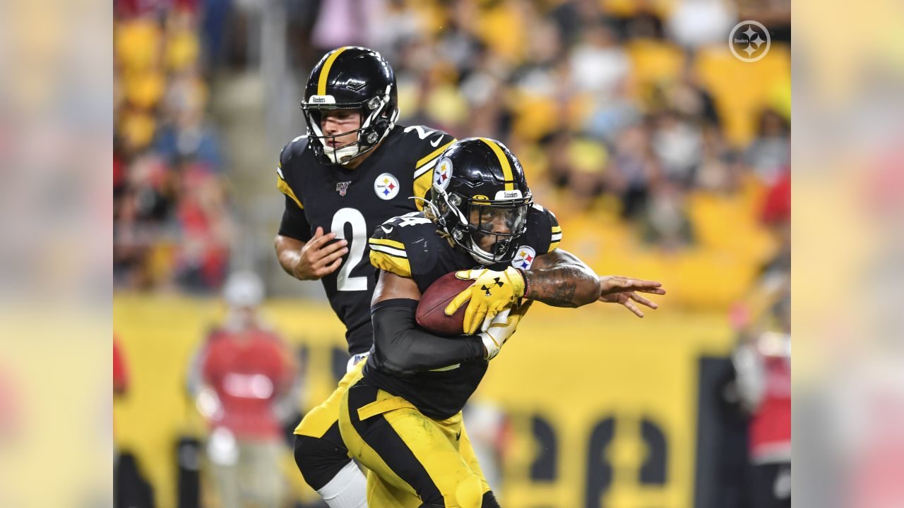 Steelers QB Mason Rudolph hands off to RB Benny Snell