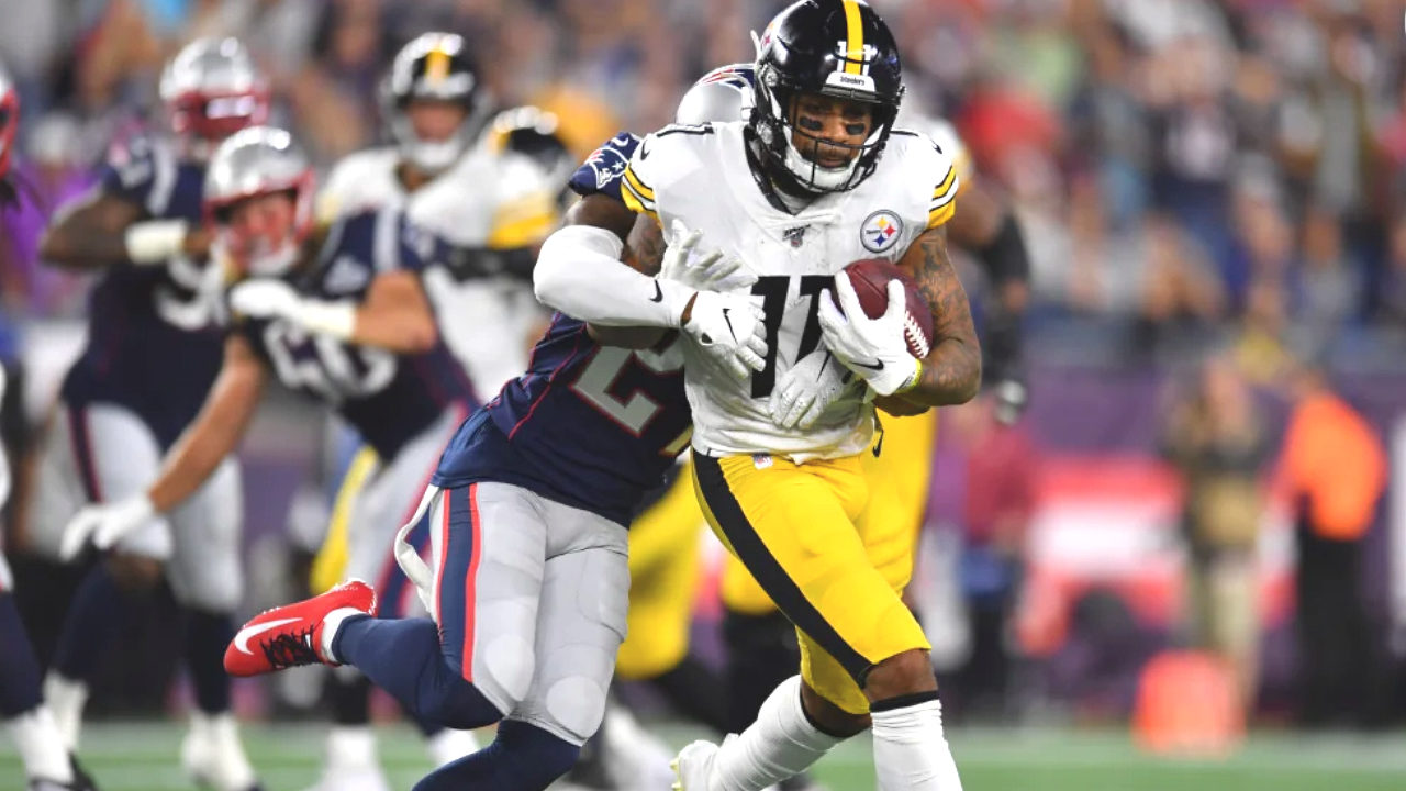 Wide receiver Donte Moncrief of the Pittsburgh Steelers makes a catch against the New England Patriots