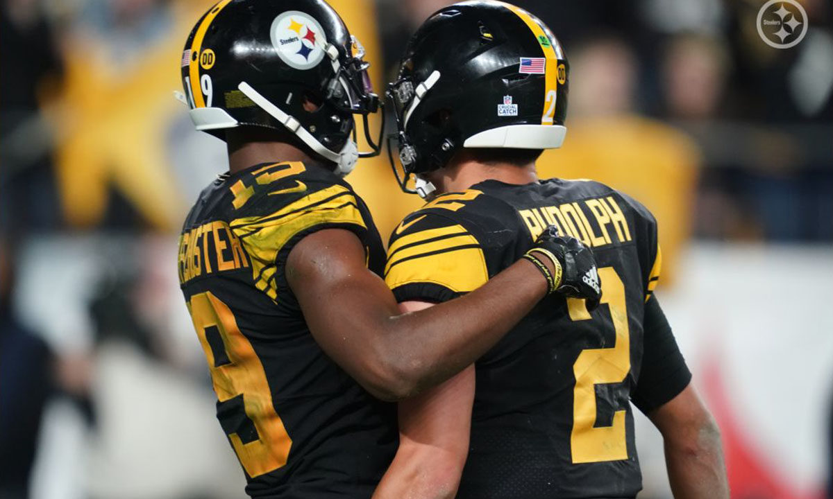 Pittsburgh Steelers quarterback Mason Rudolph audibles a play against the Baltimore Ravens in Week 5 of the 2019 NFL regular season