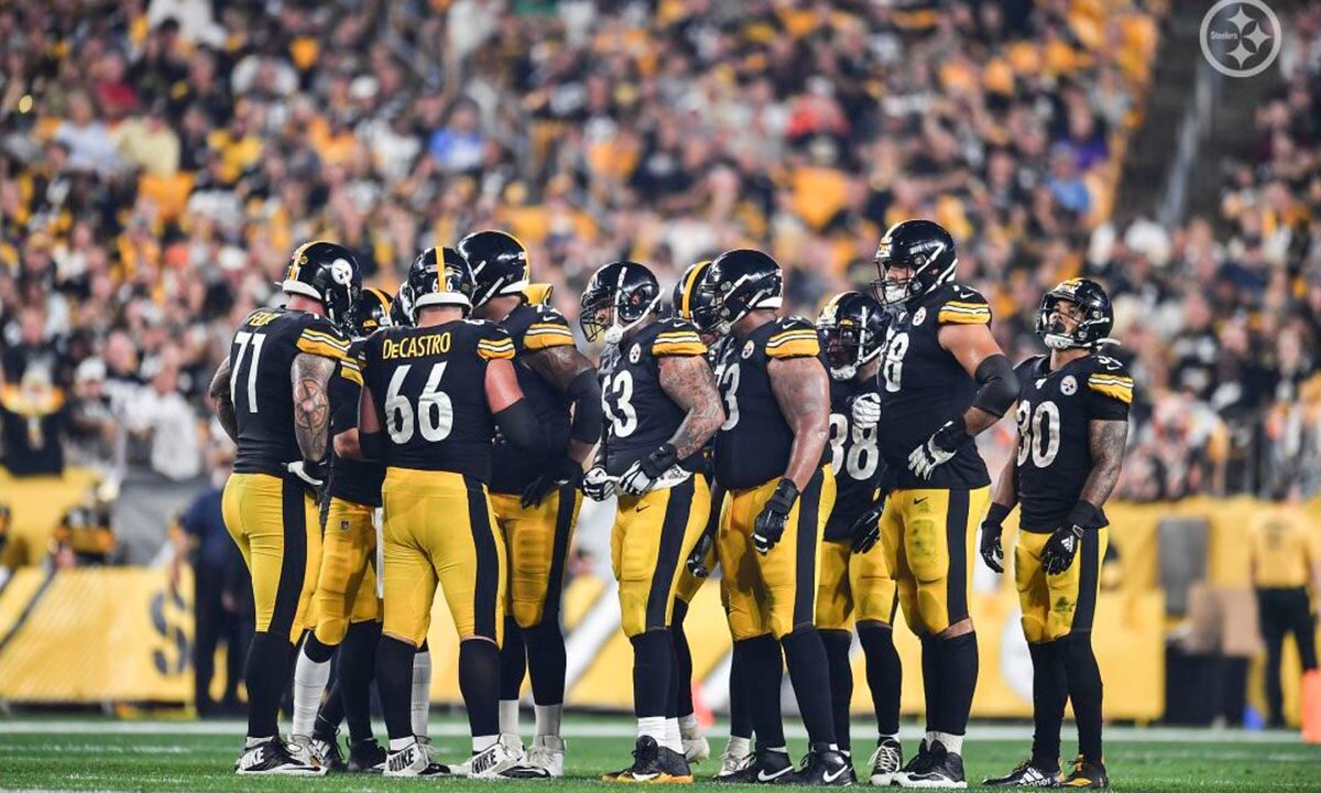 The Pittsburgh Steelers offense huddles before a play against the Cincinnati Bengals in Week 4 of the 2019 NFL regular season