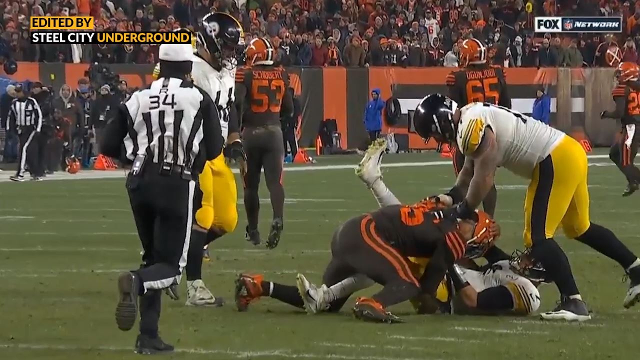 Pittsburgh Steelers QB Mason Rudolph pulls his broken glove away from Myles Garrett of the Cleveland Browns