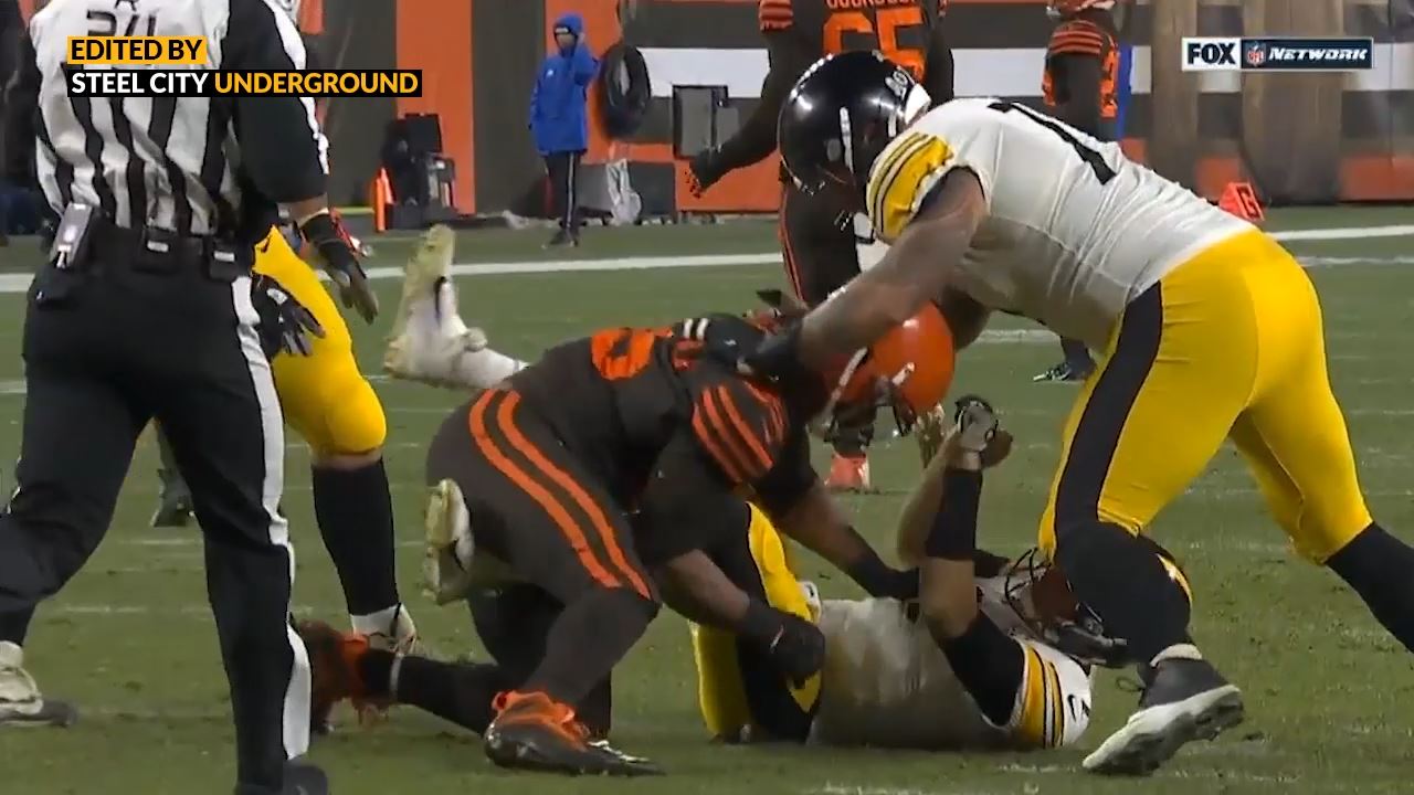 Pittsburgh Steelers QB Mason Rudolph pulls his broken glove away from Myles Garrett of the Cleveland Browns