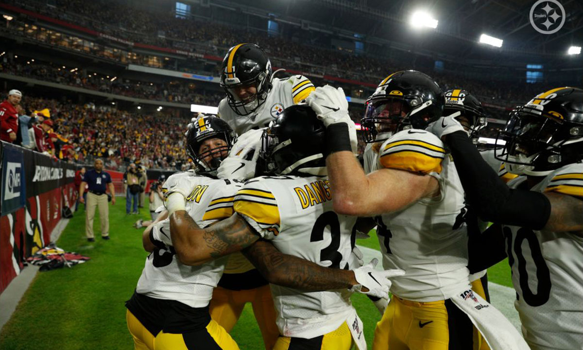 Pittsburgh Steelers celebrating a touchdown