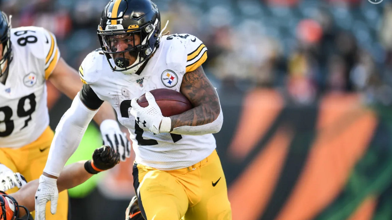 Pittsburgh Steelers running back Benny Snell Jr. rushes against the Cincinnati Bengals