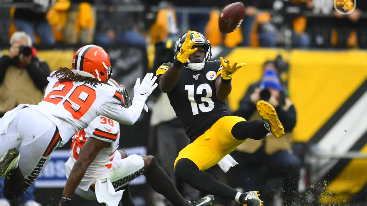 Pittsburgh Steelers receiver James Washington makes a touchdown catch against the Cleveland Browns in Week 13 of the 2019-20 NFL regular season