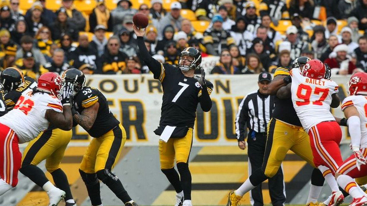 Pittsburgh Steelers quarterback Ben Roethlisberger throws one of five touchdown passes against the Kansas City Chiefs on 2 October 2016