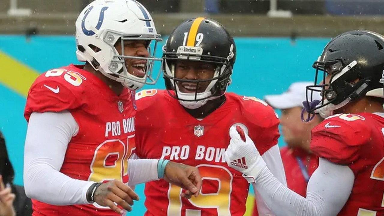 Indianapolis Colts tight end Eric Ebron celebrates with Pittsburgh Steelers wide receiver JuJu Smith-Schuster and running back James Conner at the NFL Pro Bowl (2019, K Klement - USA Today Sports)