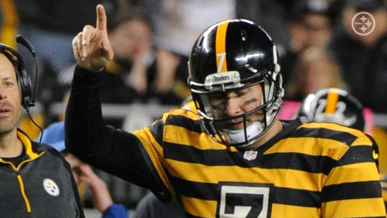 Pittsburgh Steelers quarterback Ben Roethlisberger celebrates a 2014 NFL regular season win over the Indianapolis Colts